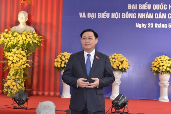 Chủ tịch Quốc hội Vương Đình Huệ chia sẻ với báo chí sau khi thực hiện quyền công dân.