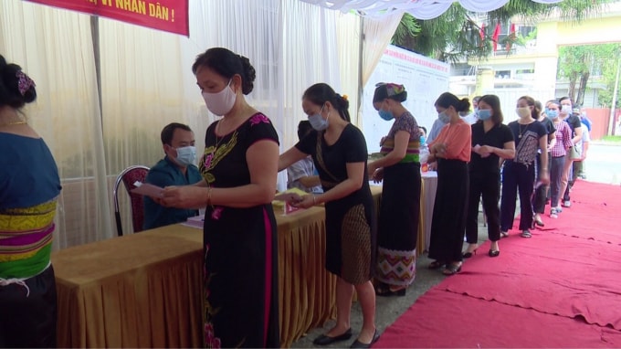 Sáng 23/5, cử tri huyện Quan Sơn trong trang phục dân tộc đi bầu cử. Ảnh: VĐ
