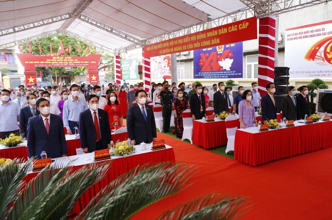 Chủ tịch Quốc hội Vương Đình Huệ, Tổng Thư ký Quốc hội Bùi Văn Cường cùng các đại biểu, cử tri thị trấn An Lão, huyện An Lão, thành phố Hải Phòng thực hiện nghi lễ chào cờ trước giờ bỏ phiếu.
