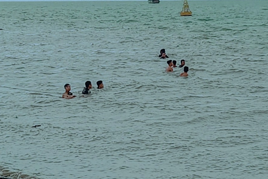 Lực lượng chức năng tìm kiếm bé gái mất tích trên sông Soài Rạp. Ảnh: Zingnews.vn