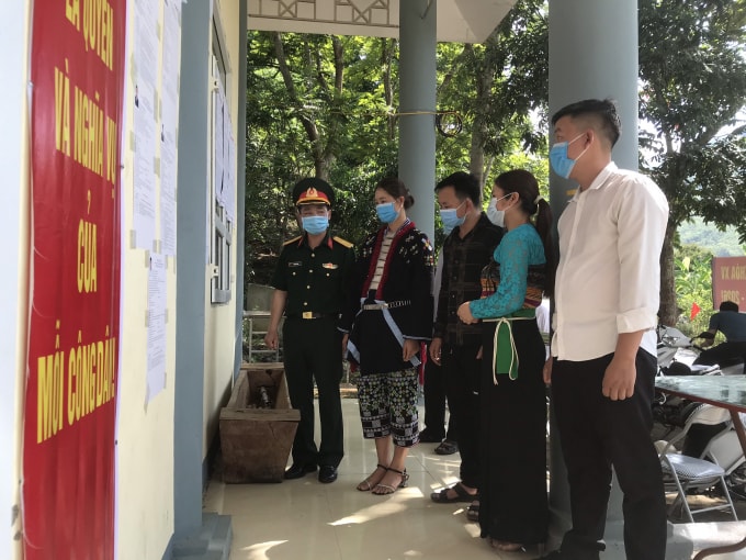 Cử tri huyện Mường Lát xem danh sách niêm yết các ứng cử viên. Ảnh: Trọng Toàn