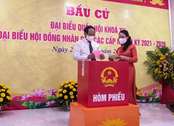 Phó Thủ tướng Lê Văn Thành thực hiện quyền công dân - bỏ phiếu bầu cử.