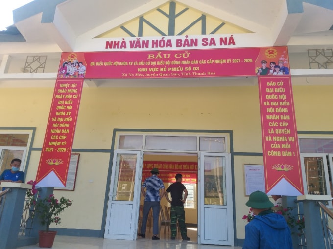 Điểm bầu cử bản Sa Ná, xã Na Mèo, huyện Quan Sơn, nơi từng bị cơn lũ năm 2019 san phẳng, nay cuộc sống đã hồi sinh. Ảnh: TĐ