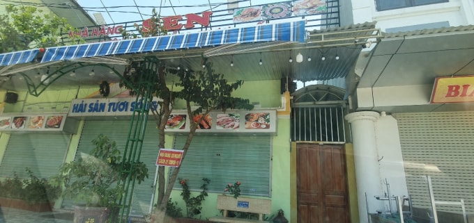 Nhà hàng Sen ở thị trấn Thiệu Hóa, nơi bệnh nhân số 5046 đến ăn lẩu trước đó đã tạm thời đóng cửa, thực hiện nghiêm quy định phòng chống dịch. Ảnh: TĐ