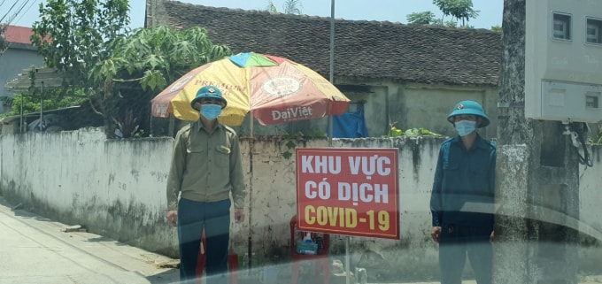 Ngõ vào nhà bệnh nhân được kiểm soát chặt chẽ. Ảnh: TĐ