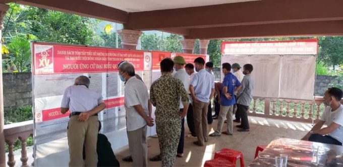 Cử tri xã Thành Trực, huyện Thạch Thành đến rất sớm, xem lại danh sách niêm yết các ứng cử viên để lựa chọn người được tín nhiệm. Ảnh: Minh Thuận
