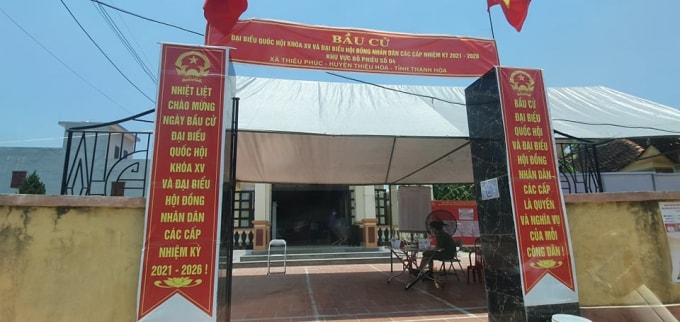 Khu vực bỏ phiếu số 04, xã Thiệu Phúc, huyện Thiệu Hoá công tác kiểm soát dịch bệnh cho người dân bỏ phiếu được giám sát, kiểm tra nghiêm ngặt. Ảnh: Trần Đại