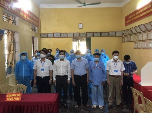 Đại biểu và cử tri dự lễ chào cờ và khai mạc bầu cử ĐBQH khóa XV và đại biểu HĐND các cấp nhiệm kỳ 2021-2026 tại đơn vị bầu cử số 2 Thị trấn Thiệu Hóa