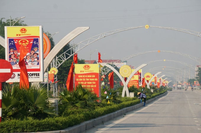 Đường phố huyện Thọ Xuân rực rỡ sắc màu chào mừng ngày bầu cử. Ảnh: QD