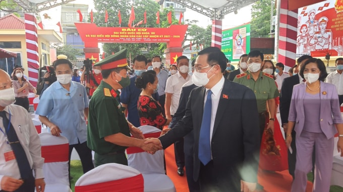 Chủ tịch Quốc hội Vương Đình Huệ trò chuyện với cán bộ làm nhiệm vụ công tác bầu cử.