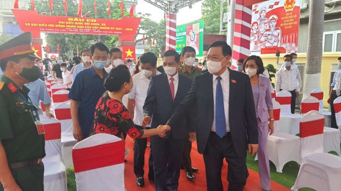 Chủ tịch Quốc hội bắt tay cử tri tham gia bầu cử.