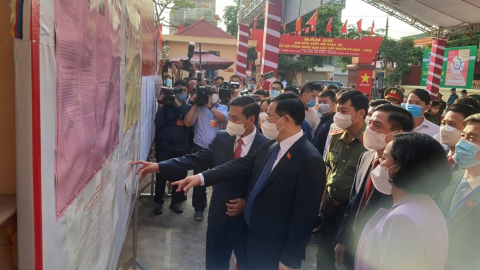 Chủ tịch Quốc hội Vương Đình Huệ kiểm tra nơi niêm yết danh sách, tiểu sử các ứng viên ĐBQH, đại biểu HĐND.
