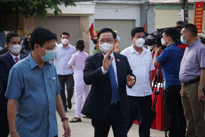 Khoảng 7 giờ sáng nay (23/5), Chủ tịch Quốc hội Vương Đình Huệ đã có mặt tại Khu vực bỏ phiếu số 1, thị trấn An Lão, huyện An Lão, TP. Hải Phòng để dự lễ khai mạc ngày bầu cử ĐBQH và ĐB HĐND các cấp nhiệm kỳ 2021- 2026.