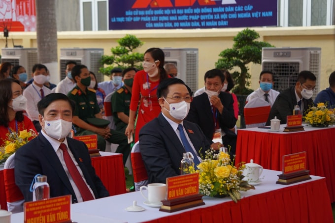 Cùng tham dự buổi lễ bầu cử tại Khu vực bỏ phiếu số 1, thị trấn An Lão với Chủ tịch Quốc hội Vương Đình Huệ còn có Tổng Thư ký Quốc hội, Chánh Văn phòng Hội đồng Bầu cử quốc gia Bùi Văn Cường.