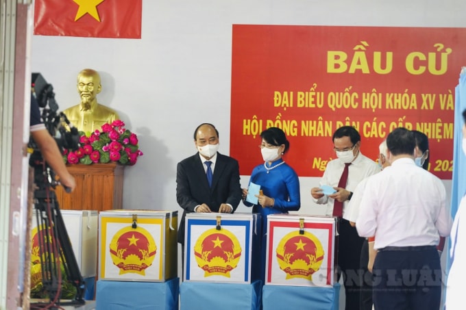 Chủ tịch nước Nguyễn Xuân Phúc vinh dự là cử tri đầu tiên bỏ lá phiếu bầu cử ĐBQH vào thùng phiếu (ảnh: Phú Nguyên)