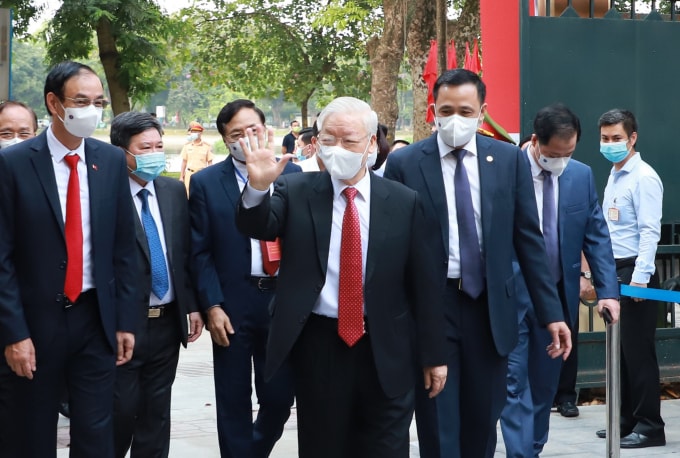 Tổng Bí thư Nguyễn Phú Trọng là một trong những cử tri đầu tiên của khu dân cư bỏ phiếu bầu cử ở khu vực bầu cử số 4. Ảnh:QH