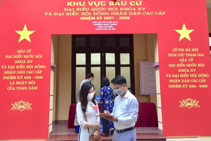 Nhà báo Nguyễn Thắng - Cơ quan Thường trú Thông tấn xã Việt Nam tại Hà Nội đang phỏng vấn tác nghiệp tại khu vực bầu cử số 6, 68 Phan Đình Phùng, Quán Thánh, Hà Nội.