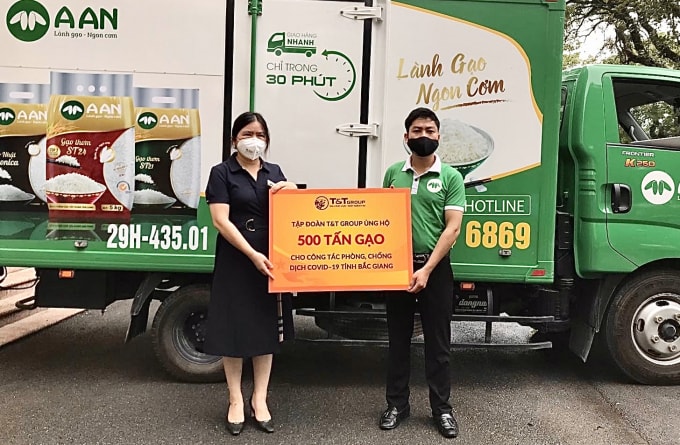Đại diện Tập đoàn T&T Group trao ủng hộ cho lãnh đaọ tỉnh Bắc Giang