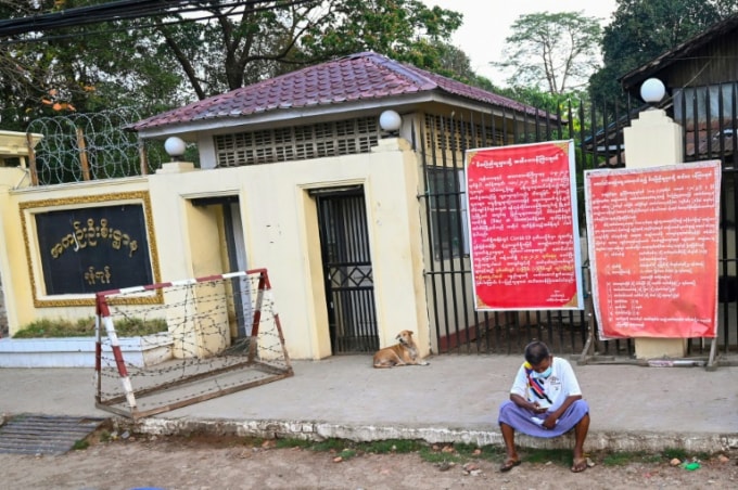 Bên ngoài nhà tù Insein ở Rangoon. Ảnh: BKP