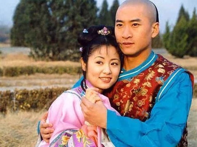 Nam diễn viên từng hai lần đóng trong Hoàn Châu cách cách và có mối tình sâu đậm trên phim với Hạ Tử Vy của Lâm Tâm Như ở phần 1.