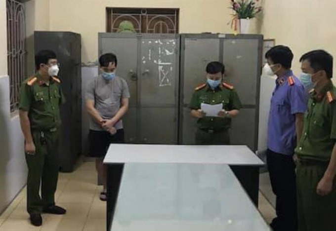 Bắt tạm giam Đào Duy Tùng để điều tra về tội làm lây lan dịch bệnh.