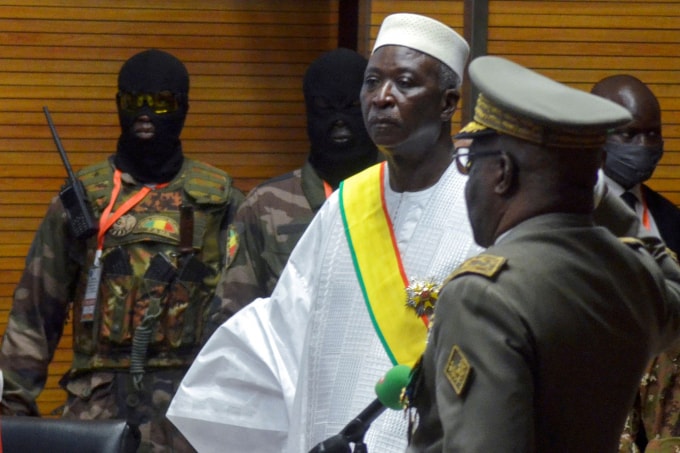 Tổng thống lâm thời mới của Mali Bah Ndaw (áo trắng) bị bắt giữ hôm 24/5 - Ảnh: REUTERS / Amadou Keita