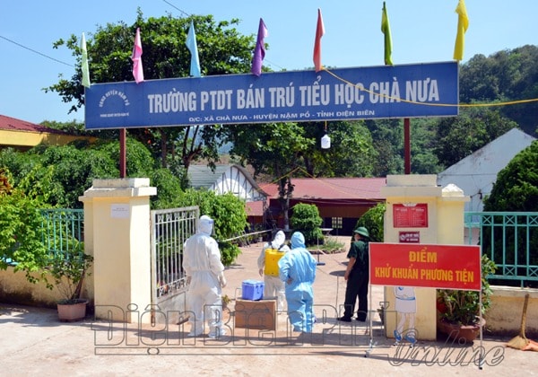 Lực lượng y tế tiến hành phun khử khuẩn tại điểm cách ly Trường Phổ thông Dân tộc bán trú Tiểu học Chà Nưa. Ảnh: Báo Điện Biên Phủ