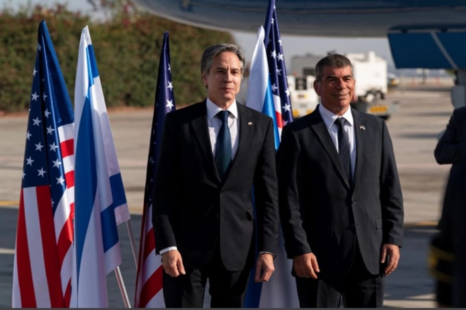 Ngoại trưởng Hoa Kỳ Antony Blinken và Ngoại trưởng Israel Gabi Ashkenazi tại Sân bay Tel Aviv Ben Gurion, ở Tel Aviv, Israel ngày 25 tháng 5 năm 2021 - Ảnh: REUTERS