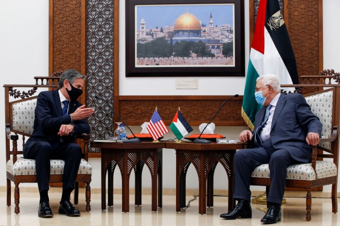 Ngoại trưởng Mỹ trong cuộc gặp với Tổng thống Palestine Mahmoud Abbas ở Ramallah - Ảnh: Reuters