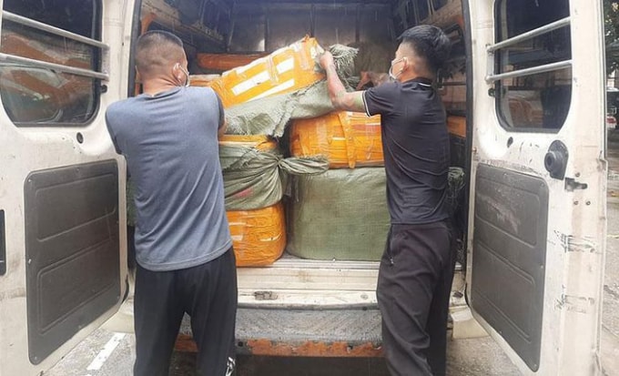 Ô tô du lịch chở hơn 1 tấn nội tạng thịt lợn bốc mùi. Ảnh: HNO
