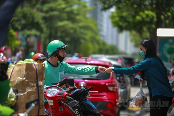 Do tình hình dịch bệnh nên nhiều người khi nhận đơn hàng từ các shipper cũng đứng khoảng cách xa để lấy đồ.