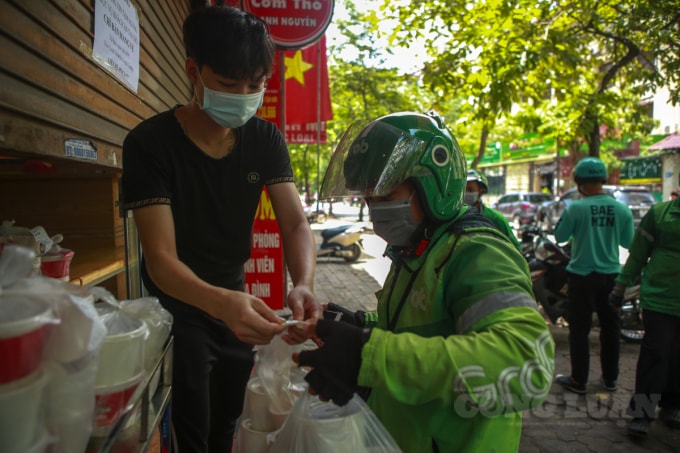 Một shipper lấy đơn hàng ở đây cho biết, những ngày này lượng người đặt đồ ăn online tăng nên anh chạy liên tục để chuyển đơn cho khách. Hầu hết các đơn hàng tập trung vào khoảng 11h-1h chiều là lượng người đặt nhiều nhất.