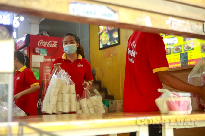 Đơn hàng được các nhân viên chuyển ra liên tục cho các shipper.