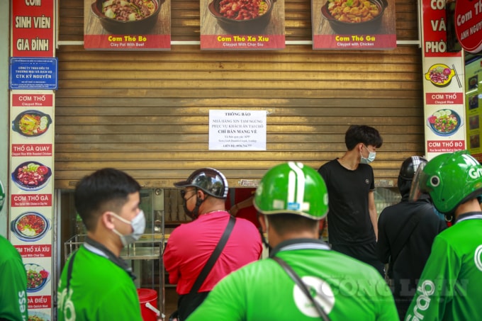 Mặc dù các hàng quán cũng đã tuân thủ thông báo của TP. Hà Nội, đóng cửa hàng chỉ bán mang về và cho đặt đồ ăn online thanh toán trước, chỉ việc nhận hàng từ các shipper. Nhưng lại để cho số lượng người shipper tập trung ở ngoài cửa hàng để nhận đơn rất đông và không đảm bảo giãn cách.