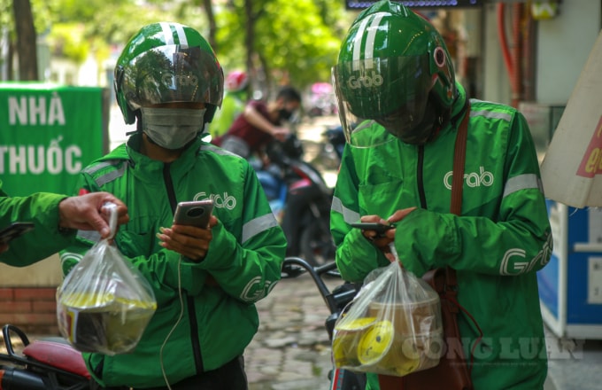 Trong một buổi trưa mỗi shipper có thể chạy được khoảng 15 đơn hàng hoặc nhiều hơn, trung bình những ngày này chúng tôi có thể kiếm được khoảng 400-500 ngàn đồng cho công việc shipper này - một người đến nhận đơn cho biết.