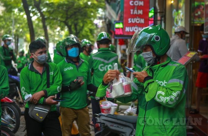 Nhiều người sau khi đã lấy được hàng, chụp ảnh check mã và chụp ảnh lại gửi cho khách để khách yên tâm khi đồ ăn đã chuẩn bị được chuyển đến.
