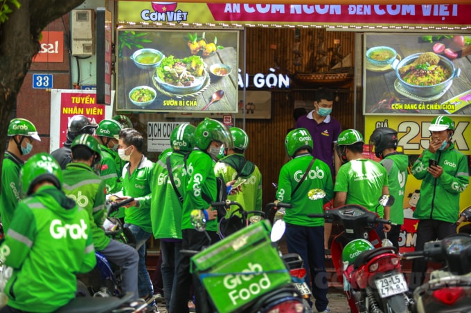 Ghi nhận của PV vào trưa 26/5, tại các quán cơm, hàng ăn ở con phố Dương Khê, Duy Tân…, có rất đông các shipper chen chúc nhau để lấy đơn, tuy nhiên họ không đảm bảo an toàn về giãn cách phòng dịch.