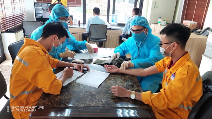 Tổ chức khám sức khỏe cho người lao động khi bước vào khu vực làm việc an toàn đặc biệt.
