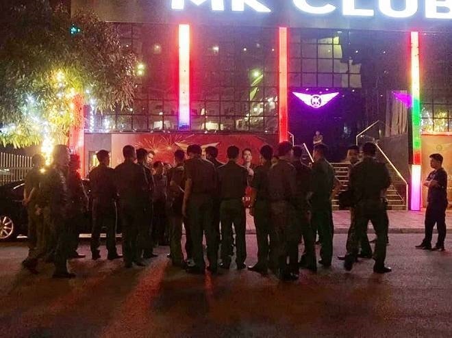 Lực lượng công an đột kích quán bar MK Club. Ảnh: vtc.vn