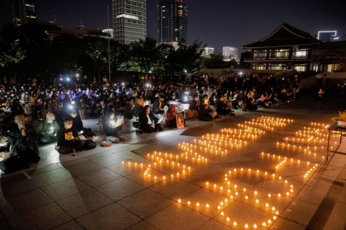 Người dân Myanmar thắp nến để phản đối chính quyền quân sự sau cuộc đảo chính - Ảnh: Reuters