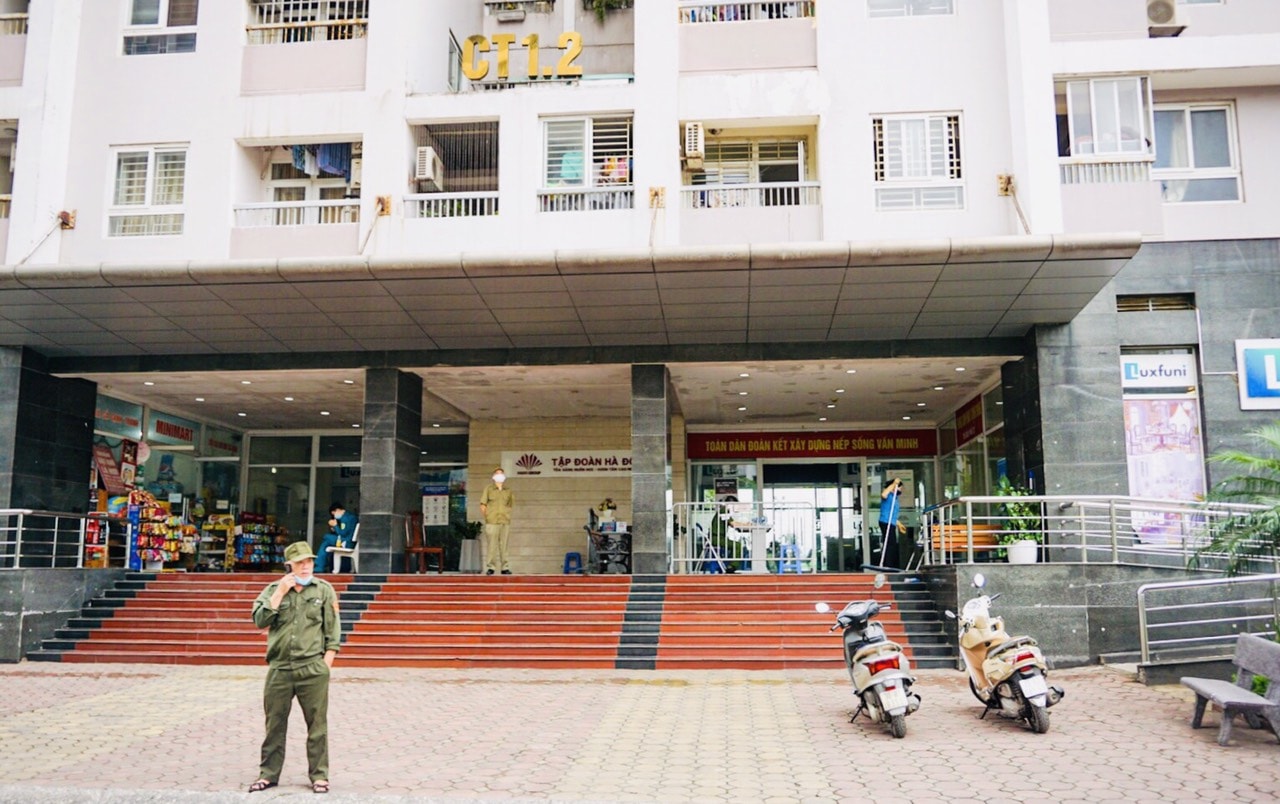 Quận Thanh Xuân phong tỏa tạm thời chung cư 183 Hoàng Văn Thái. Ảnh: kinhtedothi.vn