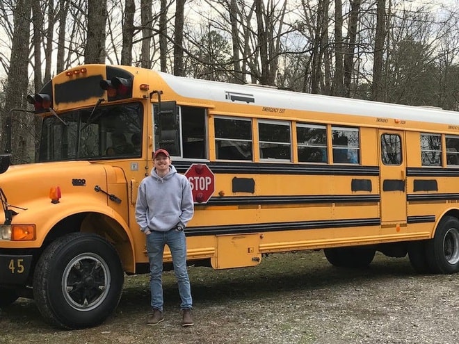 Căn nhà di động của Caleb Brackney. Ảnh: Roamerbus