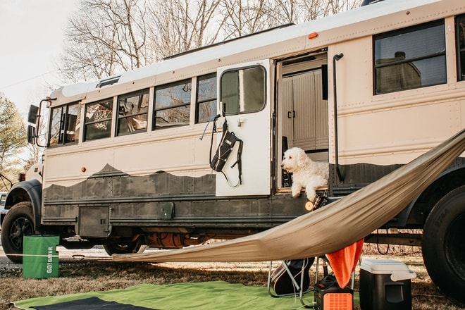 Căn nhà di động của Caleb Brackney. Ảnh: Roamerbus