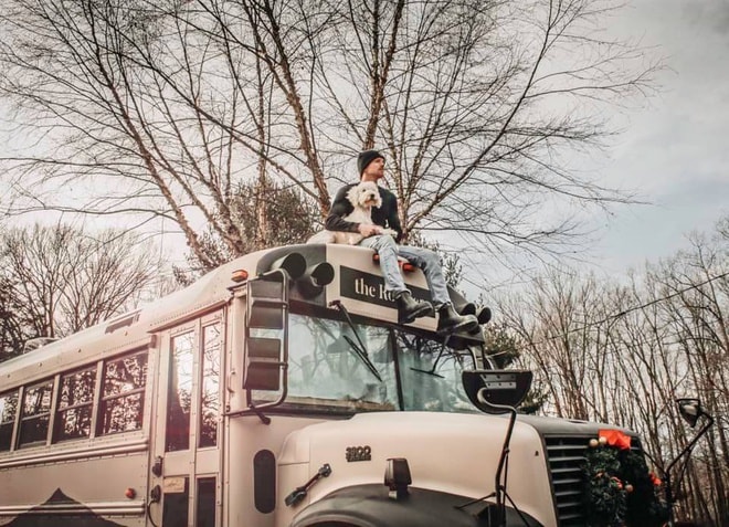 Căn nhà di động của Caleb Brackney. Ảnh: Roamerbus