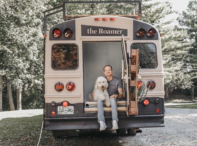 Căn nhà di động của Caleb Brackney. Ảnh: Roamerbus