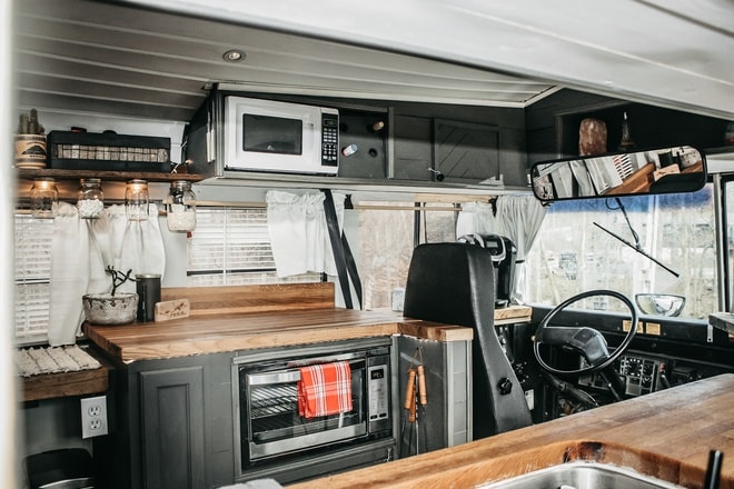 Căn nhà di động của Caleb Brackney. Ảnh: Roamerbus