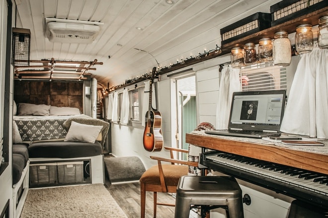 Căn nhà di động của Caleb Brackney. Ảnh: Roamerbus