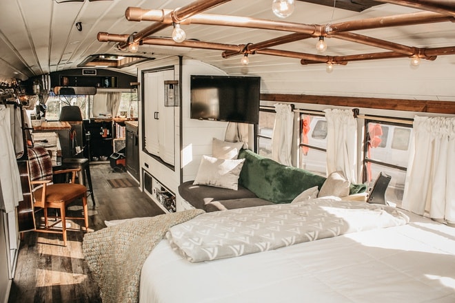 Căn nhà di động của Caleb Brackney. Ảnh: Roamerbus