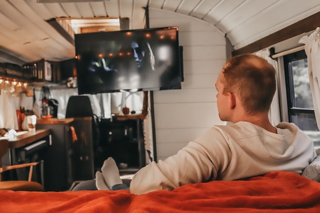 Căn nhà di động của Caleb Brackney. Ảnh: Roamerbus