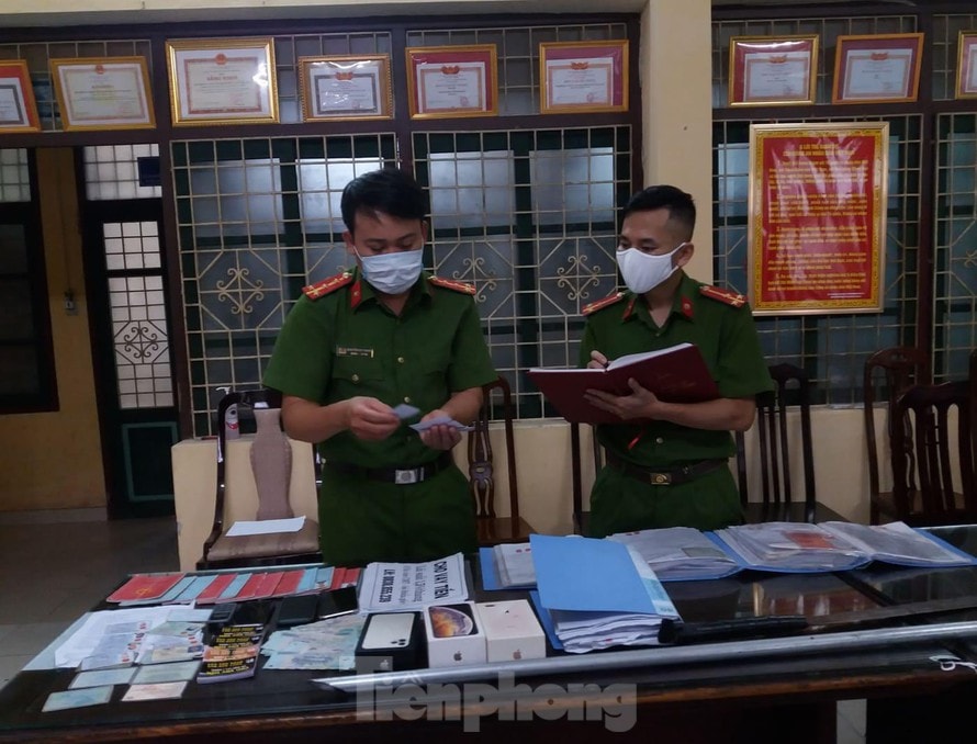 Tang vật cho vay nặng lãi bị công an thu giữ. Ảnh: tienphong.vn